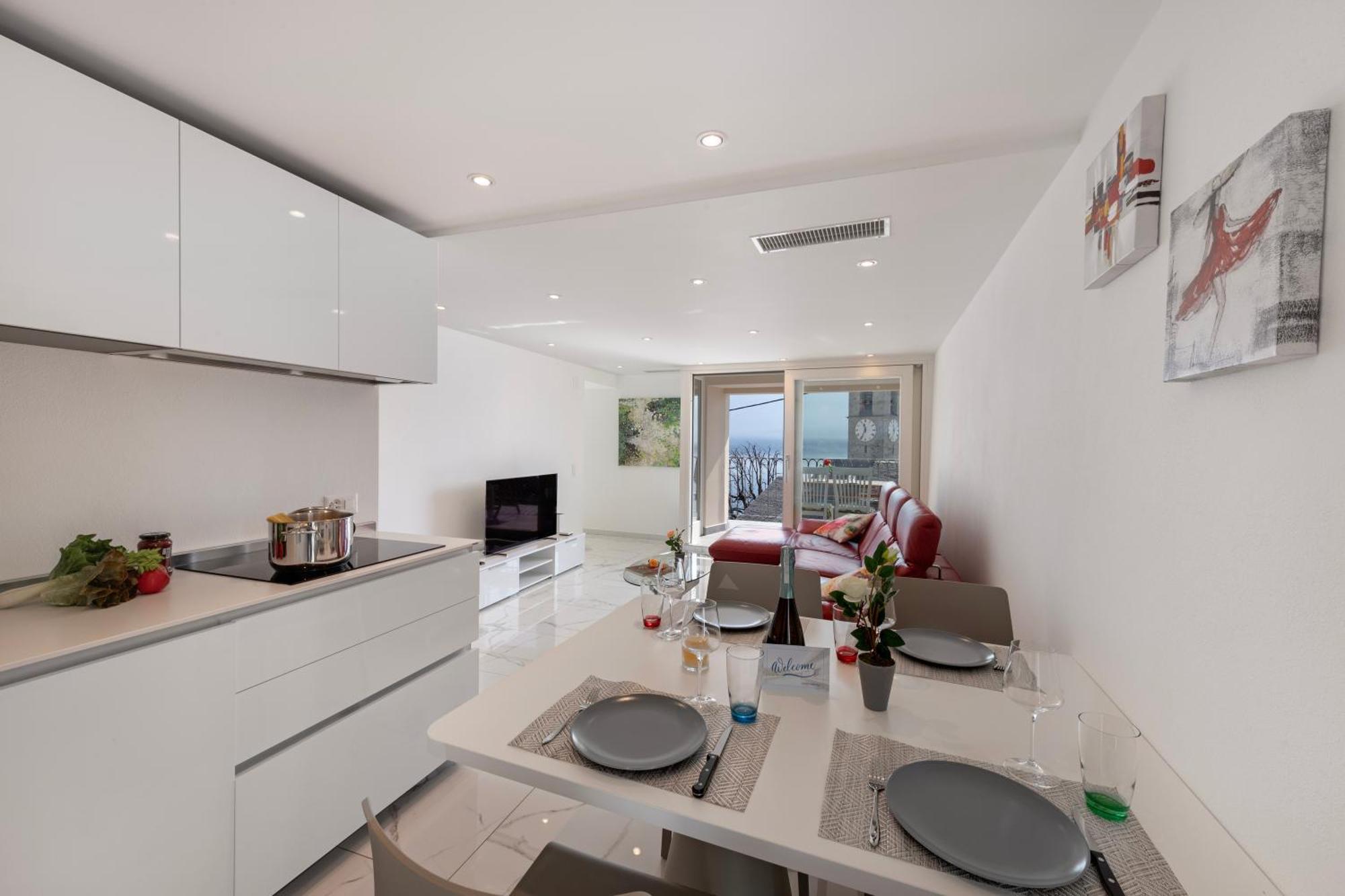 Red View - Happy Apartment